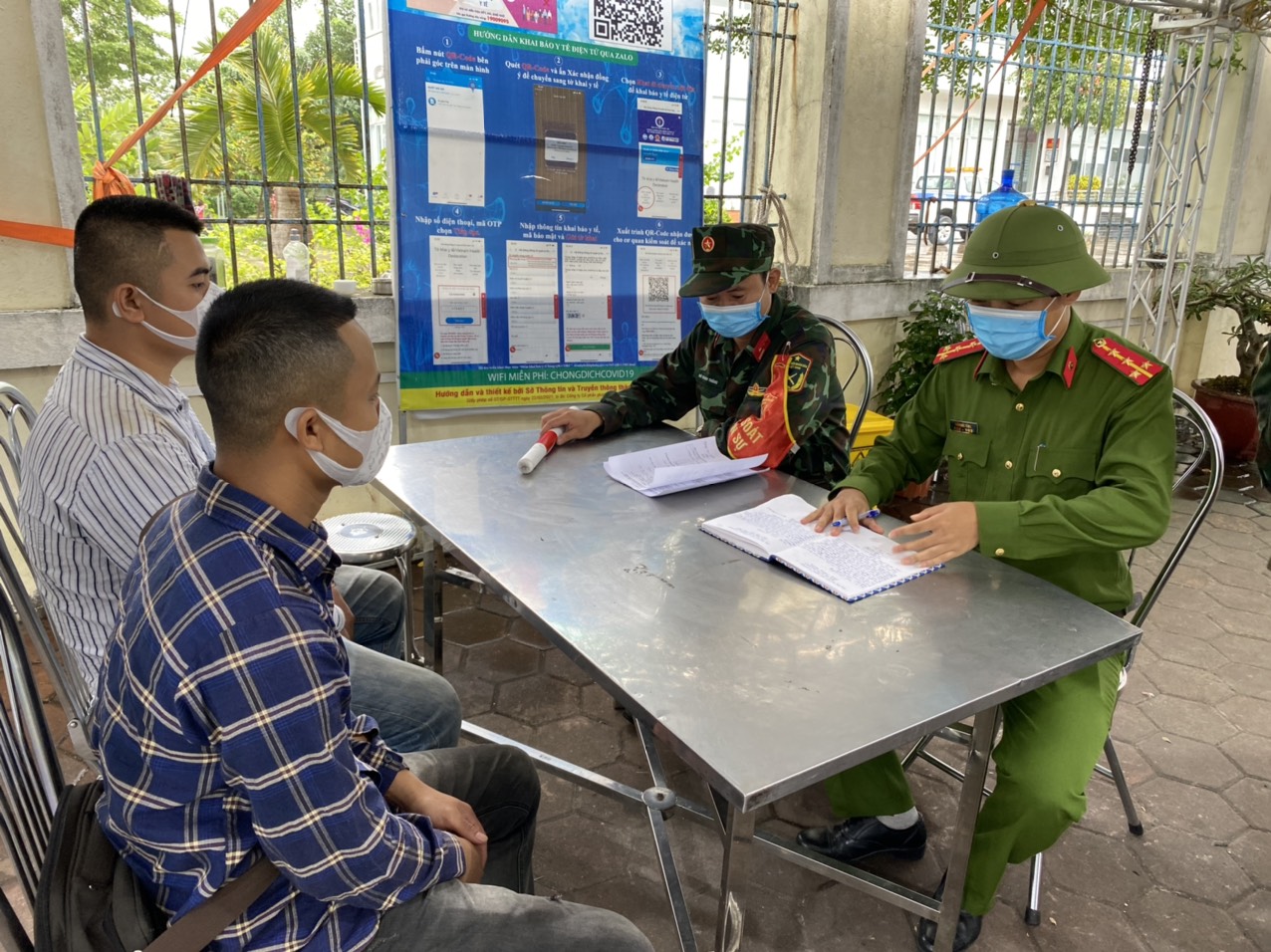 Chốt kiểm soát dịch bệnh COVID-19 liên ngành cao tốc Hà Nội - Hải Phòng (địa bàn quận Dương Kinh) phát hiện 02 người khai trốn khai báo y tế